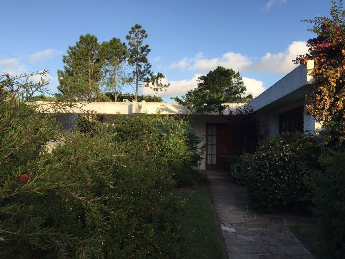 Venta de Casa en Pinares. 3 dormitorios,  2 baños,  664M2, 173m2 construidos