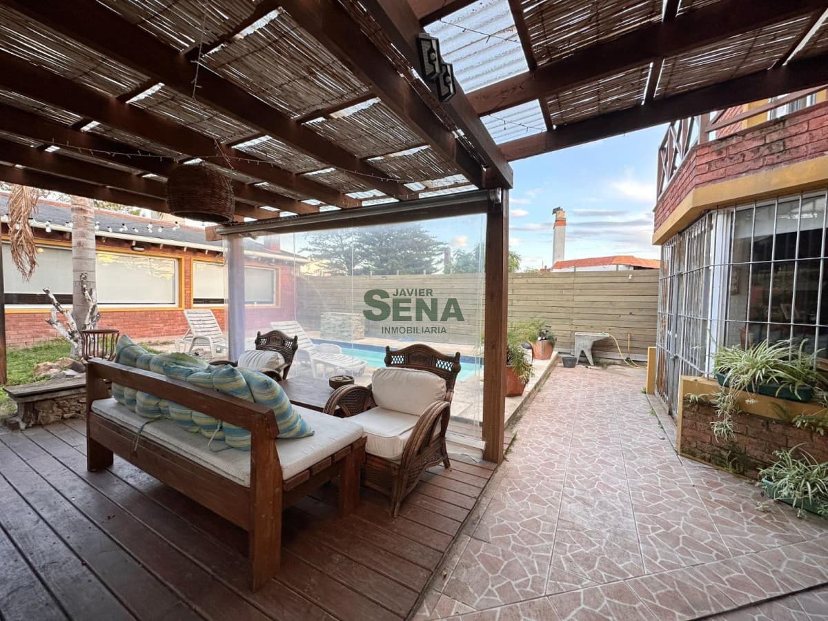 Alquiler y venta de casa las delicias, de 3 dormitorios, 2 baños.