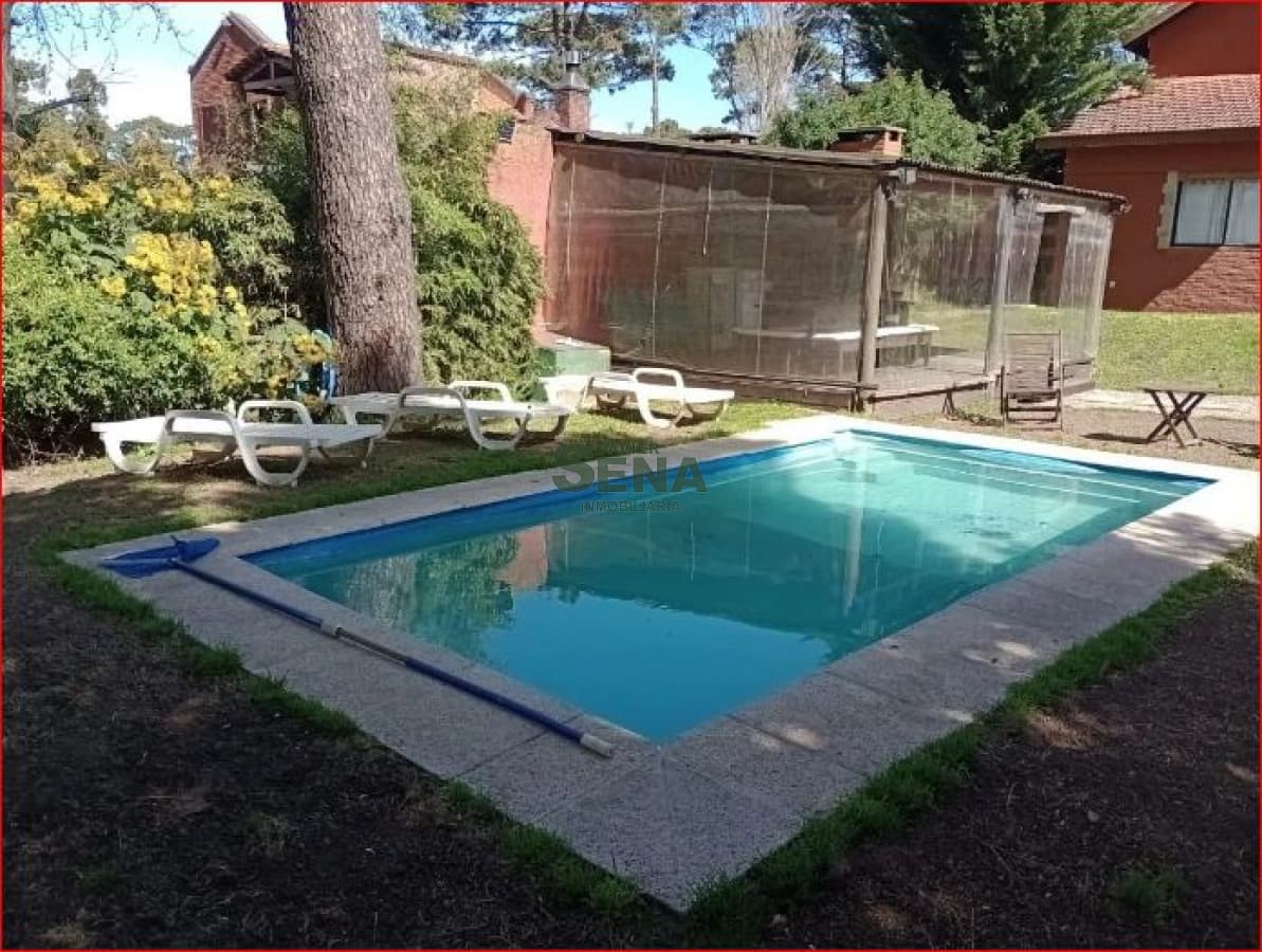 Alquiler y venta en la Mansa, 4 dormitorios, 2 baños, piscina, lindo parque.