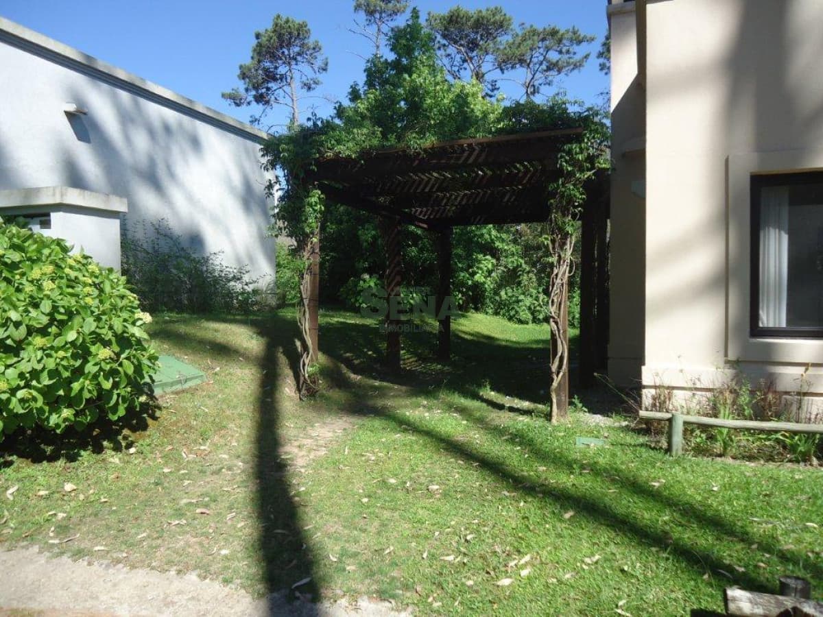 Venta de casa en Pinares, 3 dormitorios, 2 baños, cerca del mar.