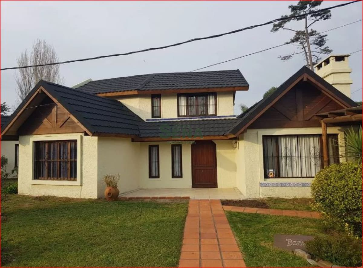 Alquiler de casa en Pinares, 4 dormitorios, 2 baños, piscina, buen parque.