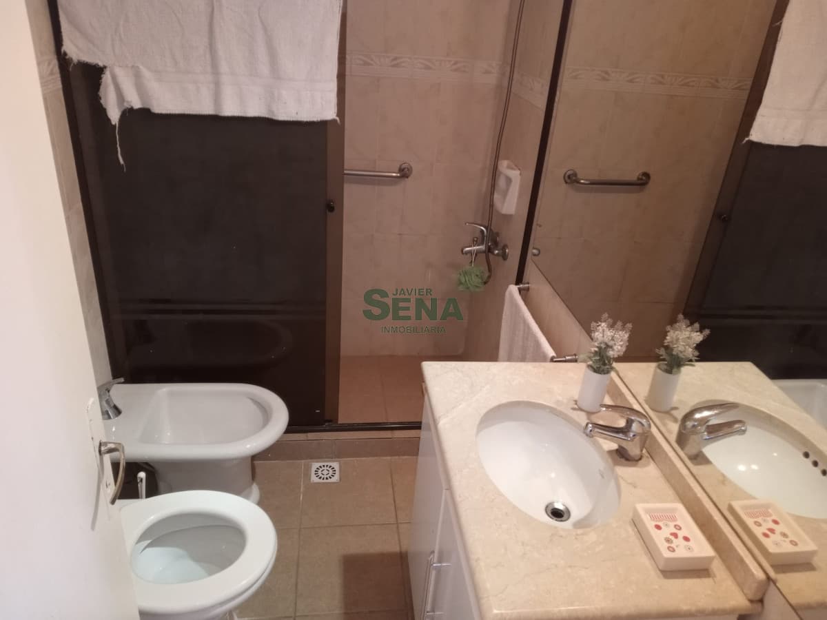 Alquiler de casa en barrio lugano, 4 dormitorios, 3 baños, barbacoa con baño.