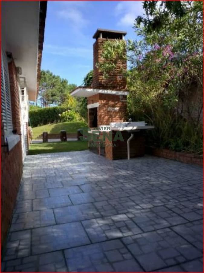 Alquiler de casa en la Mansa, 3 dormitorios, 2 baños, linda casa cerca del mar.