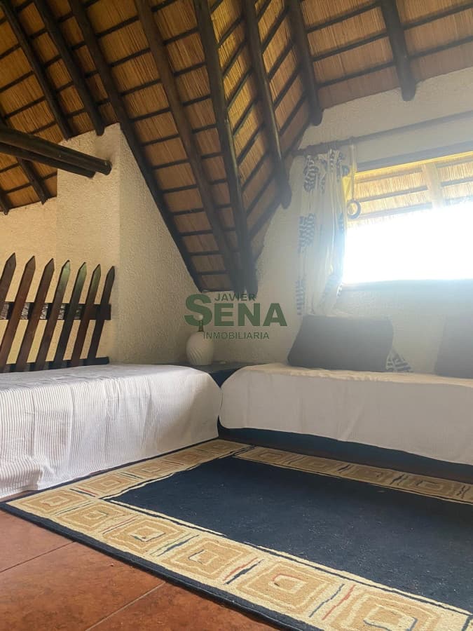 Venta de casa 4 dormitorios en Beverly Hills, 3 baños, buena construccion.