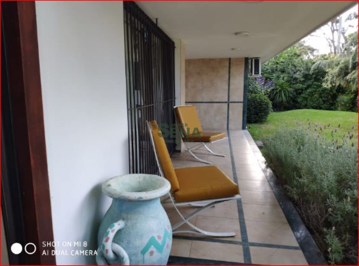 Venta  y alquiler de casa en Barrio Lugano, 4 dormitorios, 5 baños, piscina, muy buen entorno.