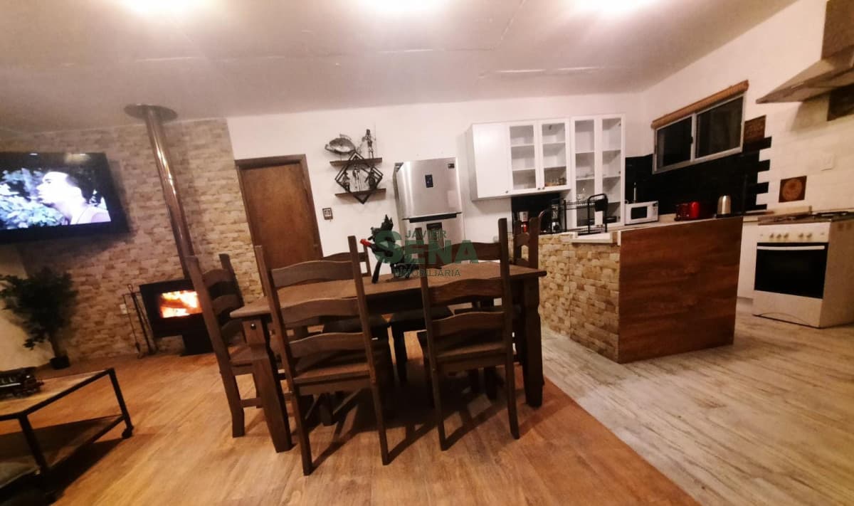 Alquiler de casa en Punta Ballena, 3 dormitorios, 3 baños, piscina, buena edificacion y entorno.