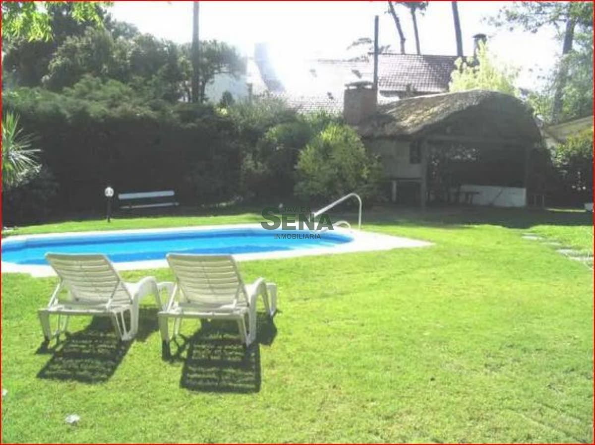 Venta de casa en Cantegril, 3 dormitorios, 2 baños, piscina, buen lugar.