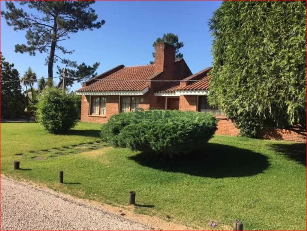 Venta de casa en Jardines de cordoba, 3 dormitorios, 2 baños, buen lugar para vivir todo el año.