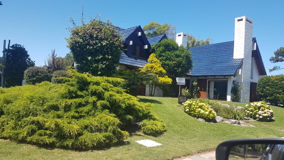 Venta y alquiler de casa en san Rafael, 3 dormitorios, 2 baños, piscina, lindo parque.-