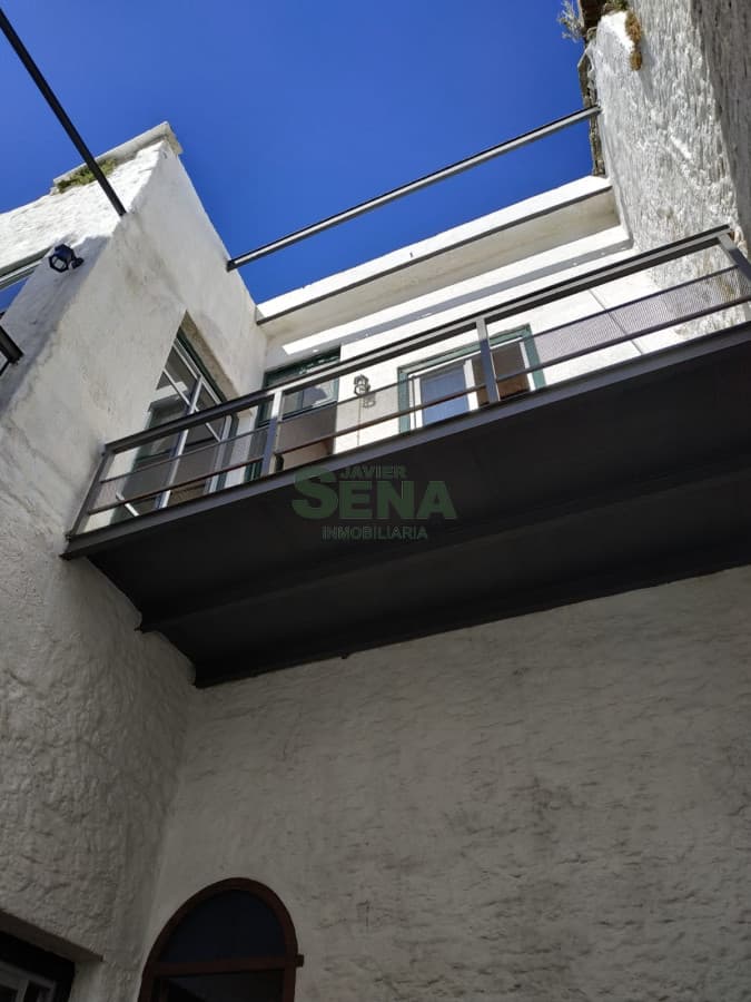 Venta de casa en Montevideo, 9 dormitorios, 4 baños, buen negocio.