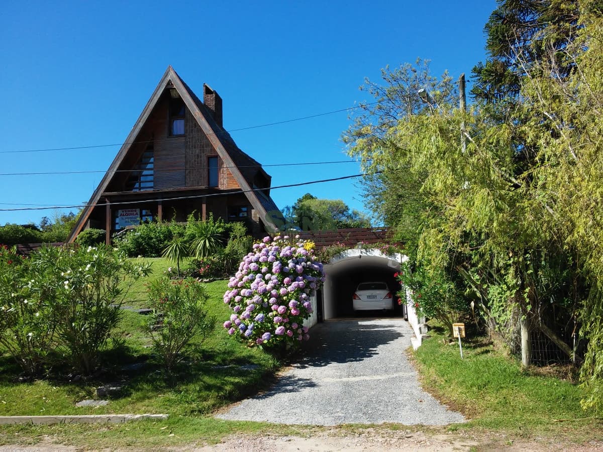 Venta y alquiler de cabaña en Pinares, 3 dormitorios, 2 baños, cerca del mar.