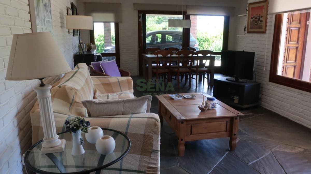 Alquiler de Casa en Pinares 4 dormitorios, 2 baños, a 2 cuadras del mar