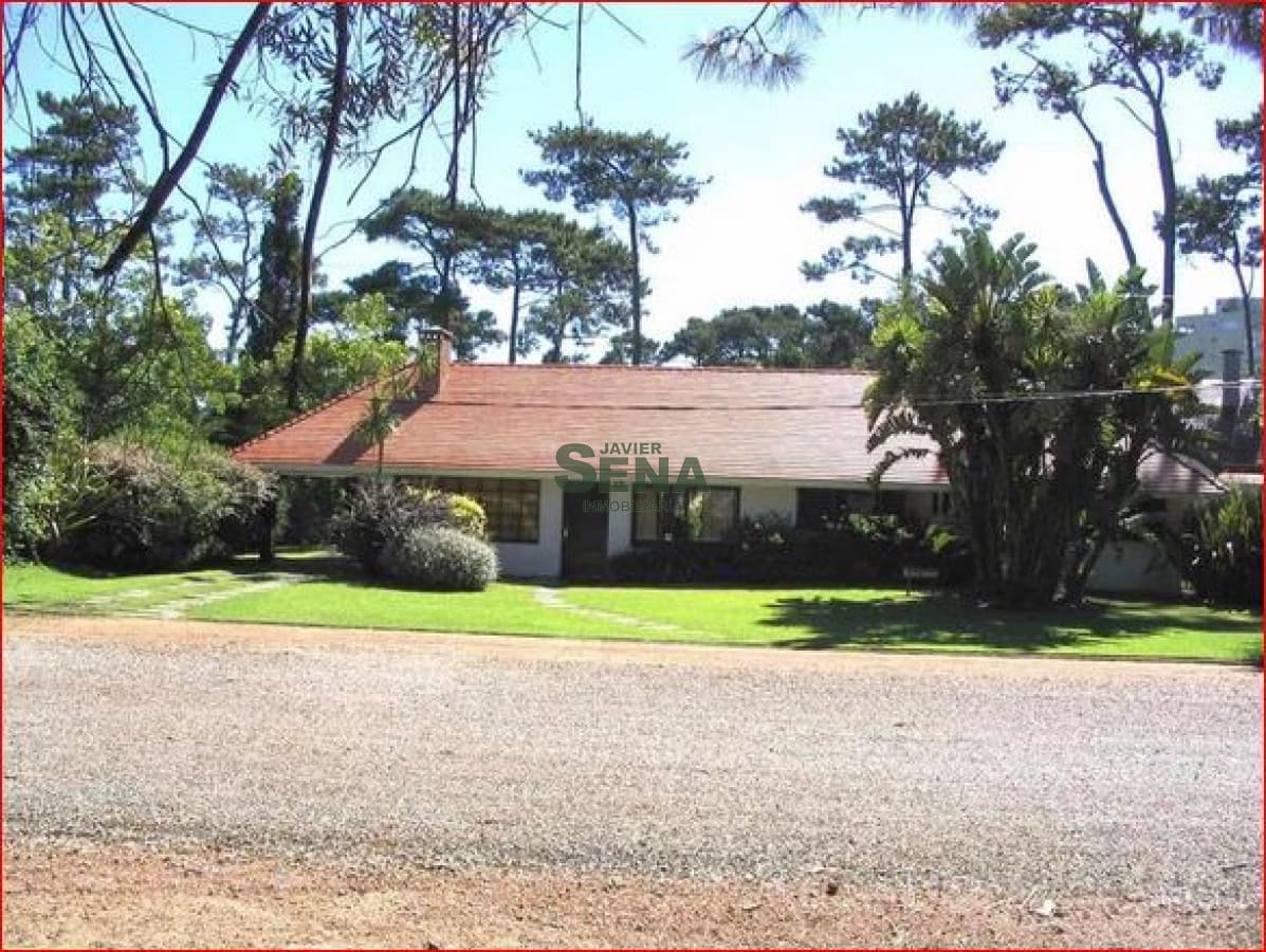 Venta de casa en Cantegril, 3 dormitorios, 2 baños, piscina, buen lugar.
