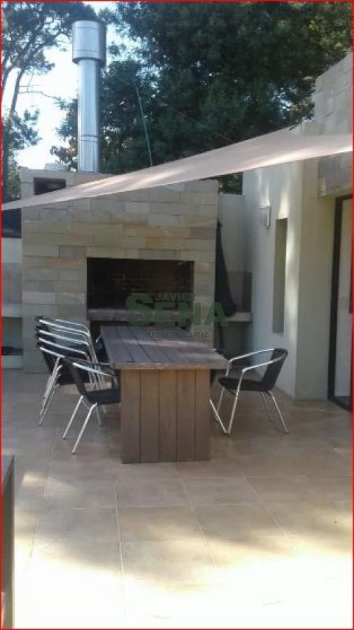 Alquila casa en pinares, 3 dormitorios, 2 baños, lindo parque con piscina.