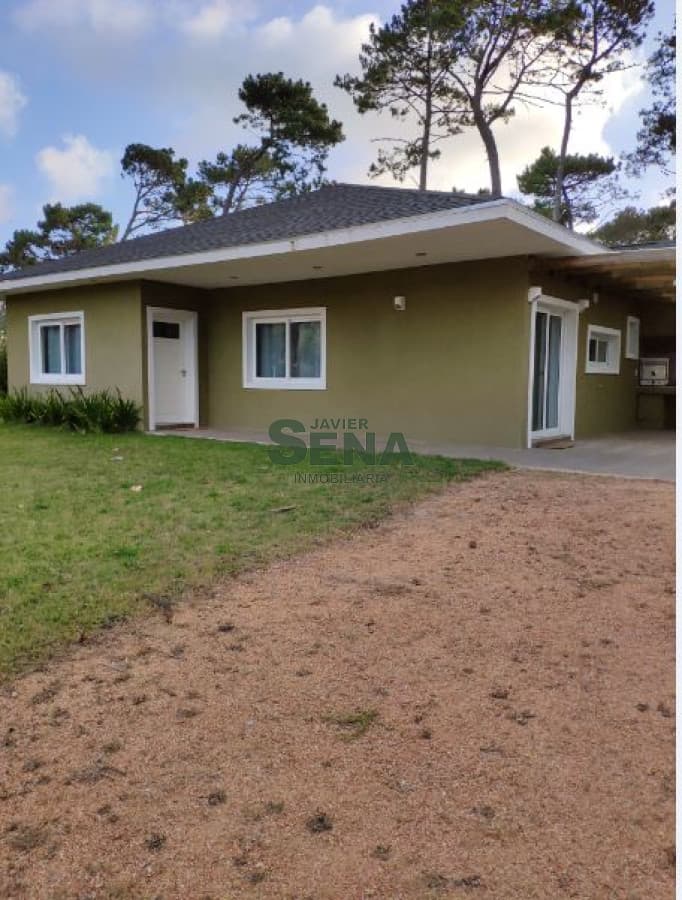 Venta y alquiler de casa en Lugano, barrio privado, 3 dormitorios 2 baños, servicio, pileta.