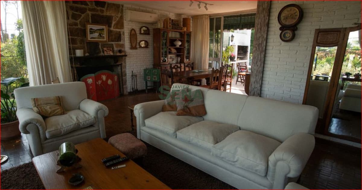 Alquiler de casa en la mansa, 6 dormitorios, 4 baños, cerca del mar, lindo jardin.