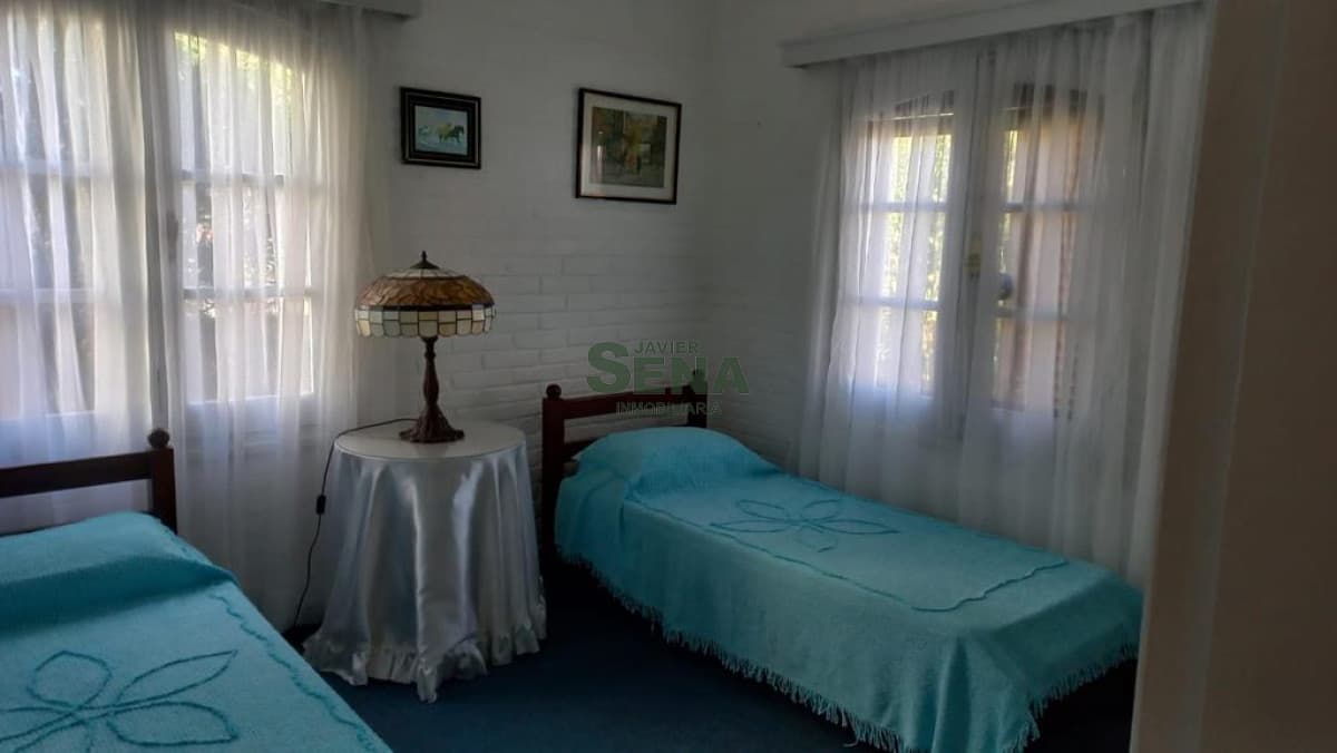 Alquiler de casa en la Brava, 4 dormitorios, 2 baños, lindo entorno.