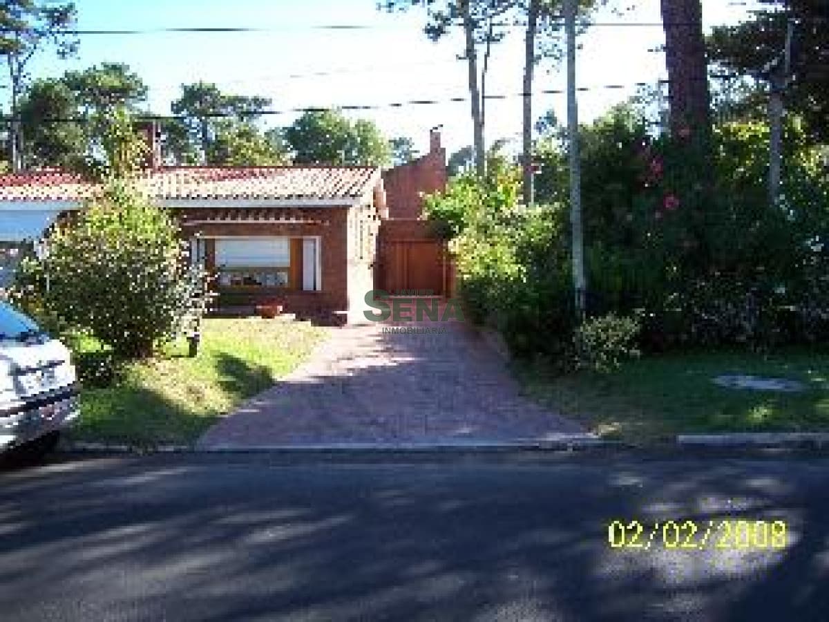 Mansa, 3 dormitorios, 2 baños, lindo chalet.-