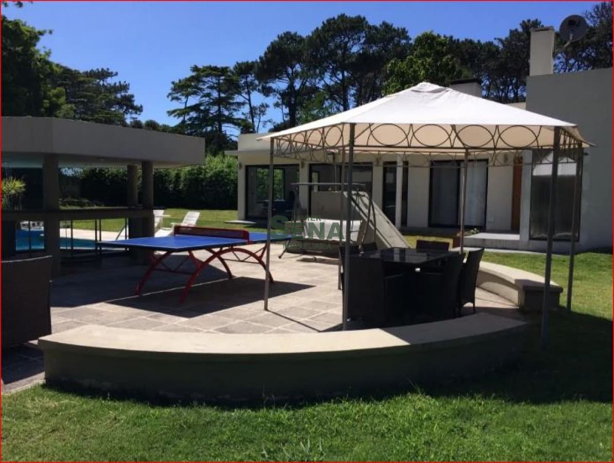 Alquiler de casa en la Mansa, 4 dormitorios, 3 baños, piscina, parque, cerca del mar.