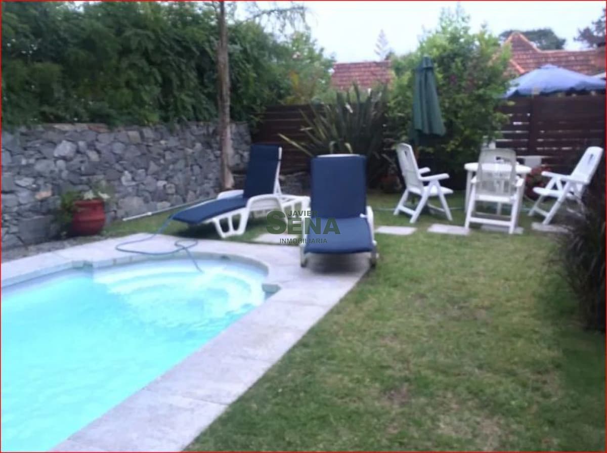 Alquiler de casa en Jardines de Cordoba, 2 dormitorios, baño, piscina.