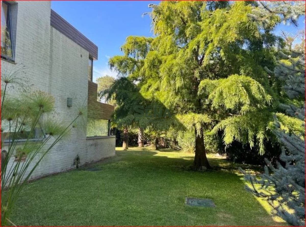 Alquiler de casa en Brio Marly, 4 dormitorios, 4 baños, lindo parque y buen entorno.