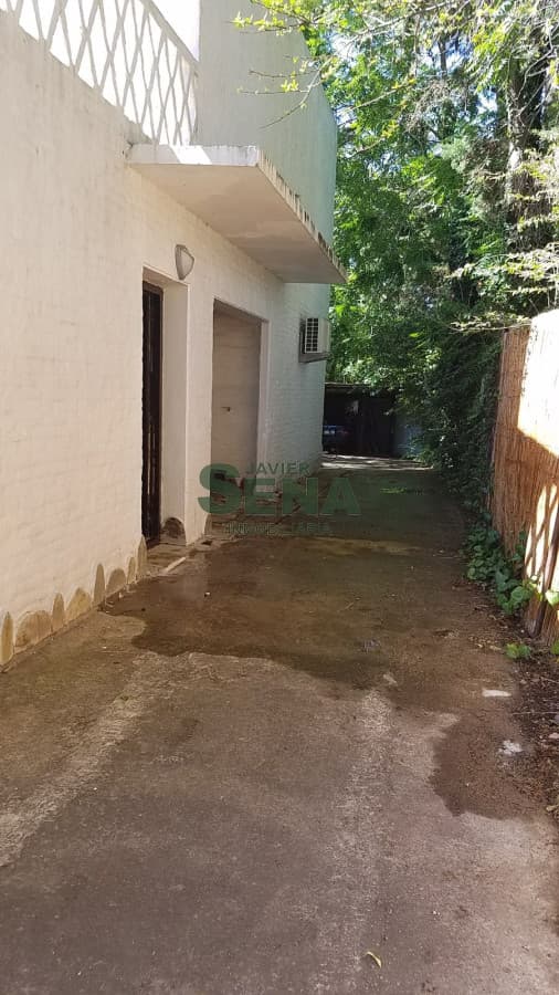 Alquiler de casa en Lugano, 3 dormitorios, 2 baños, lindo lugar con pileta.