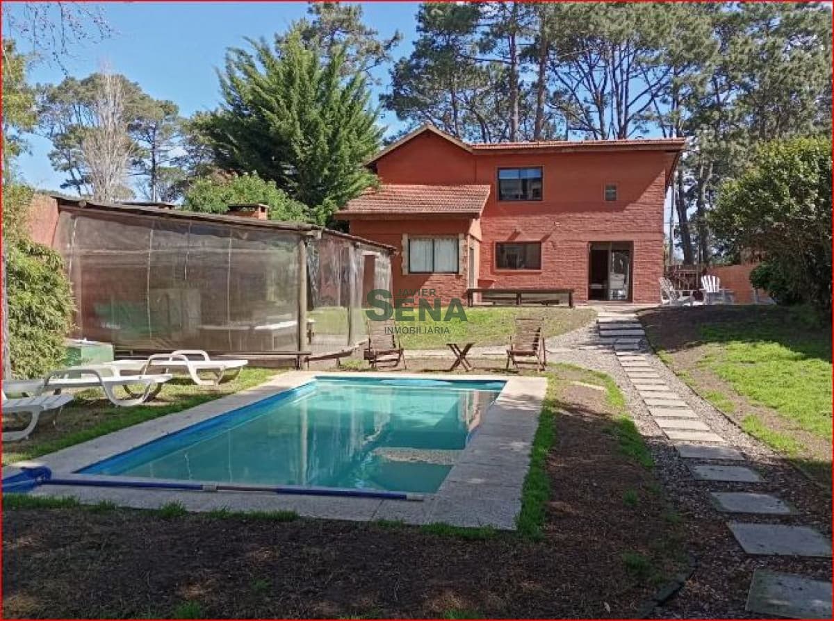 Alquiler y venta en la Mansa, 4 dormitorios, 2 baños, piscina, lindo parque.