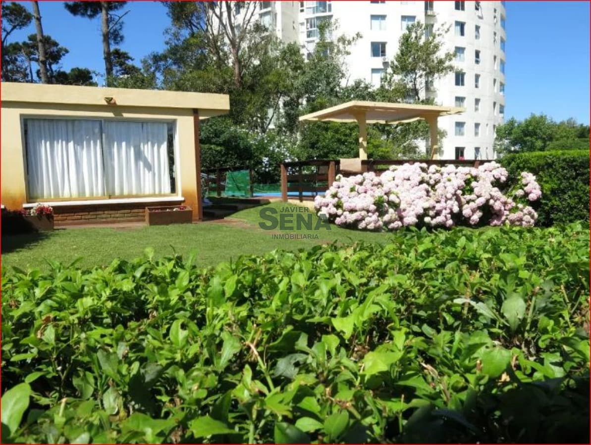 Alquiler de casa en Aidy grill, 4 dormitorios, 3 baños, lindo parque a metros del mar.