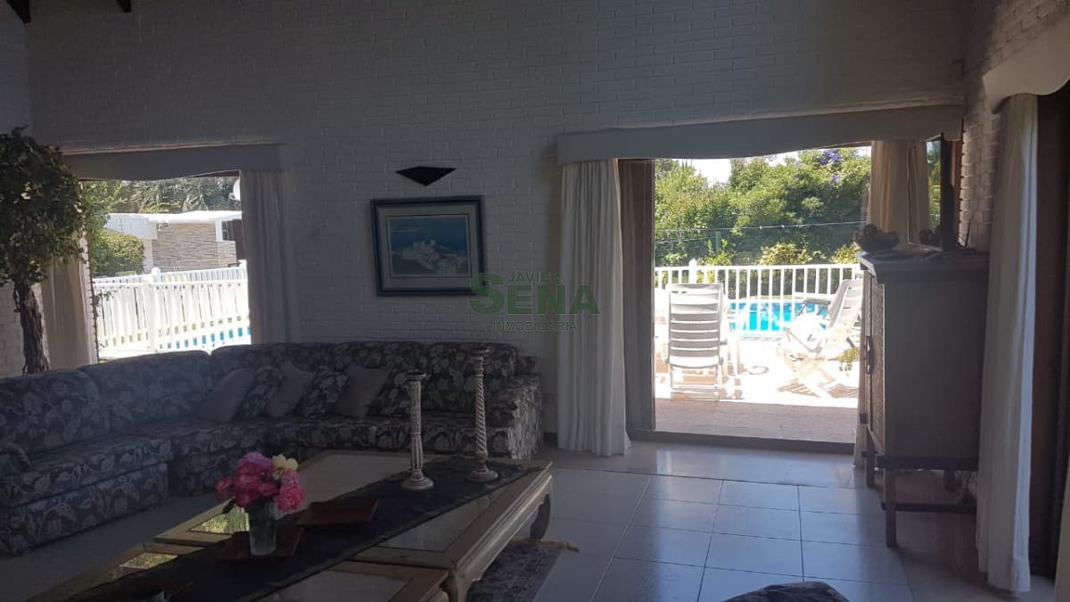 Venta y alquiler de casa en san Rafael, 3 dormitorios, 2 baños, piscina, lindo parque.-
