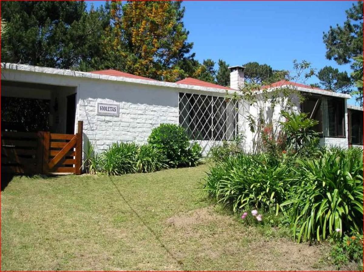 Alquiler de casa en pinares, 4 dormitoriuos, 2 baños, buen lugar y lindo parque.