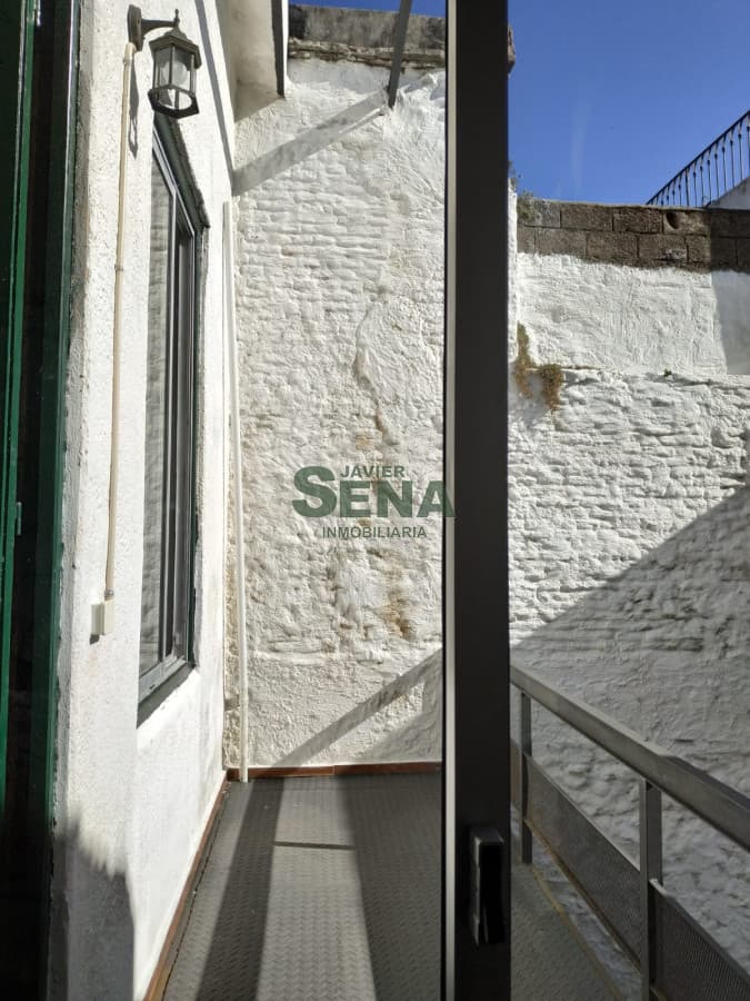 Venta de casa en Montevideo, 9 dormitorios, 4 baños, buen negocio.