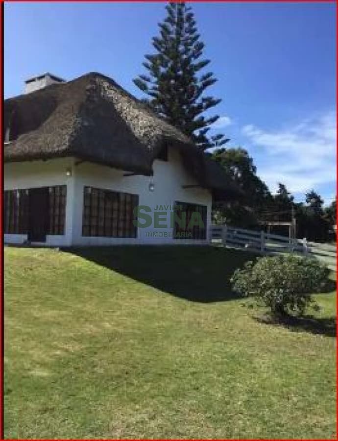 Venta de casa en Pinares, 6 dormitorios, 3 baños, piscina, lindo lugar, cerca del mar.