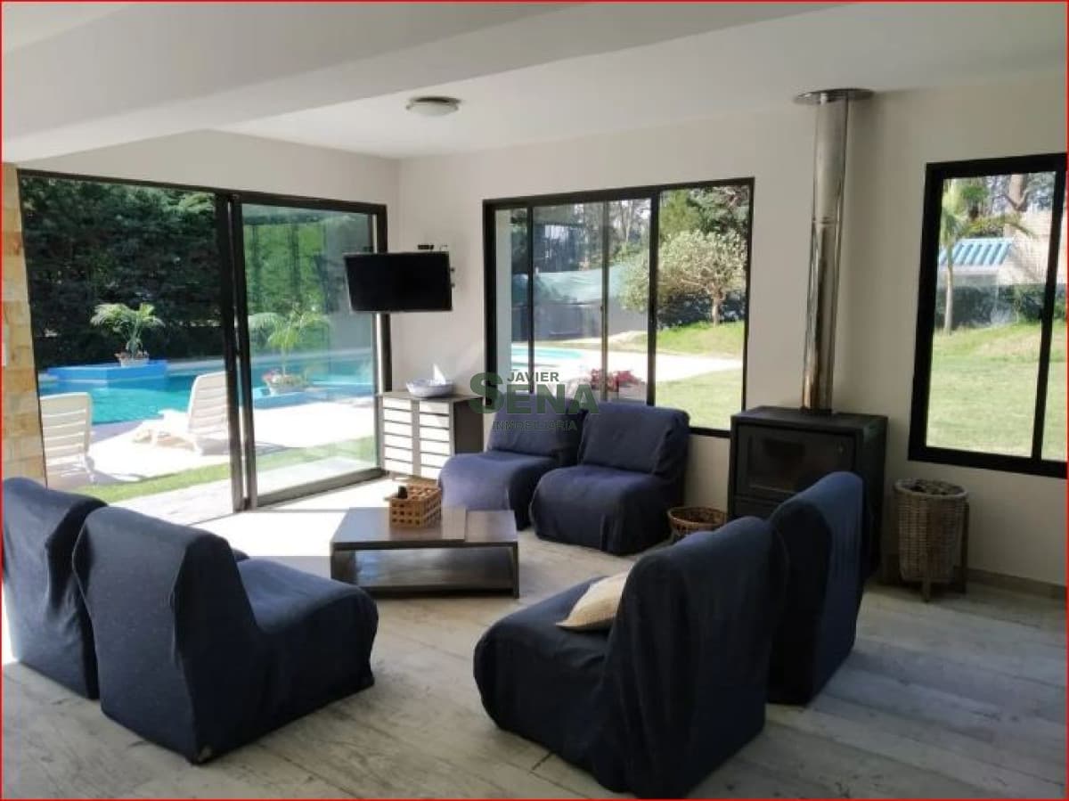Alquiler de casa en la Mansa, 4 dormitorios, 3 baños, piscina, parque, cerca del mar.