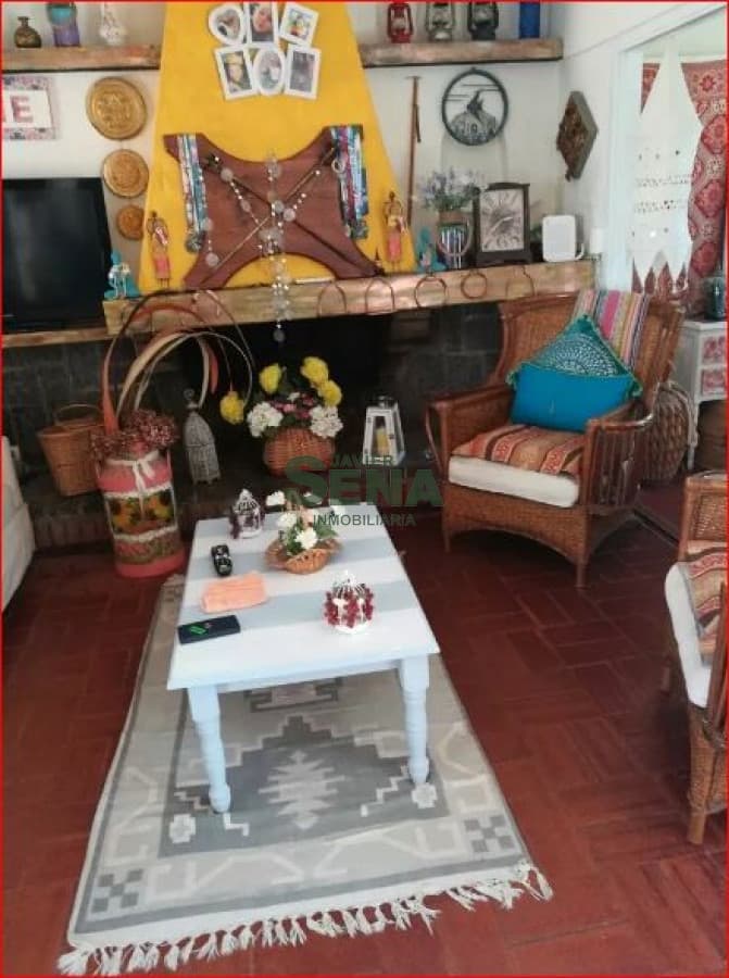 Alquiler de casa en la brava, 3 dormitorios, 2 baños, a metros del mar.-