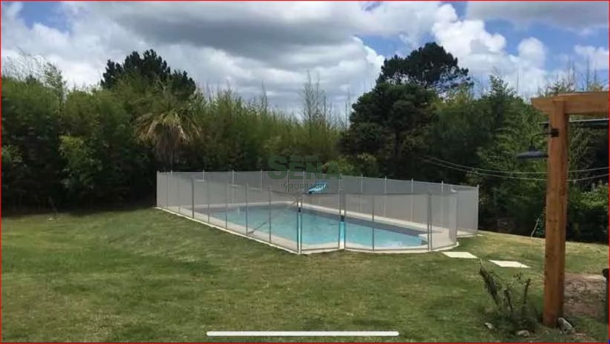 Venta de casa en Pinares, 6 dormitorios, 3 baños, piscina, lindo lugar, cerca del mar.