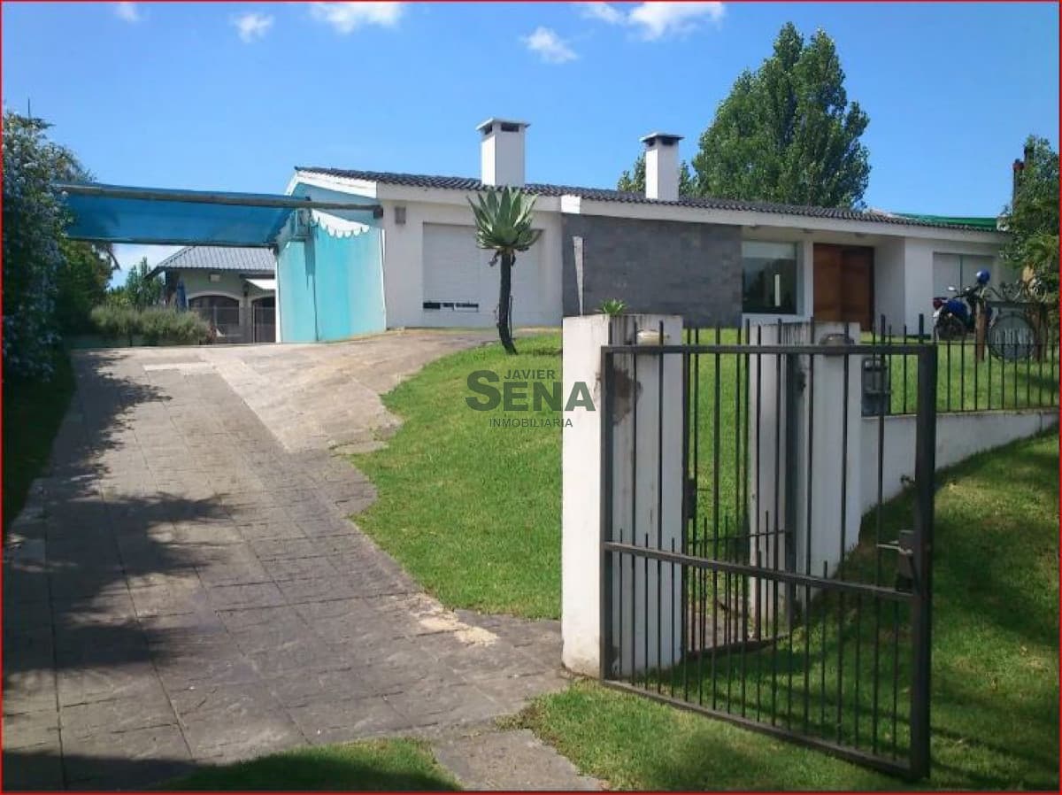 Venta casa en Jardines de Cordoba, 5 dormitorios, 4 baños, buena construccion.