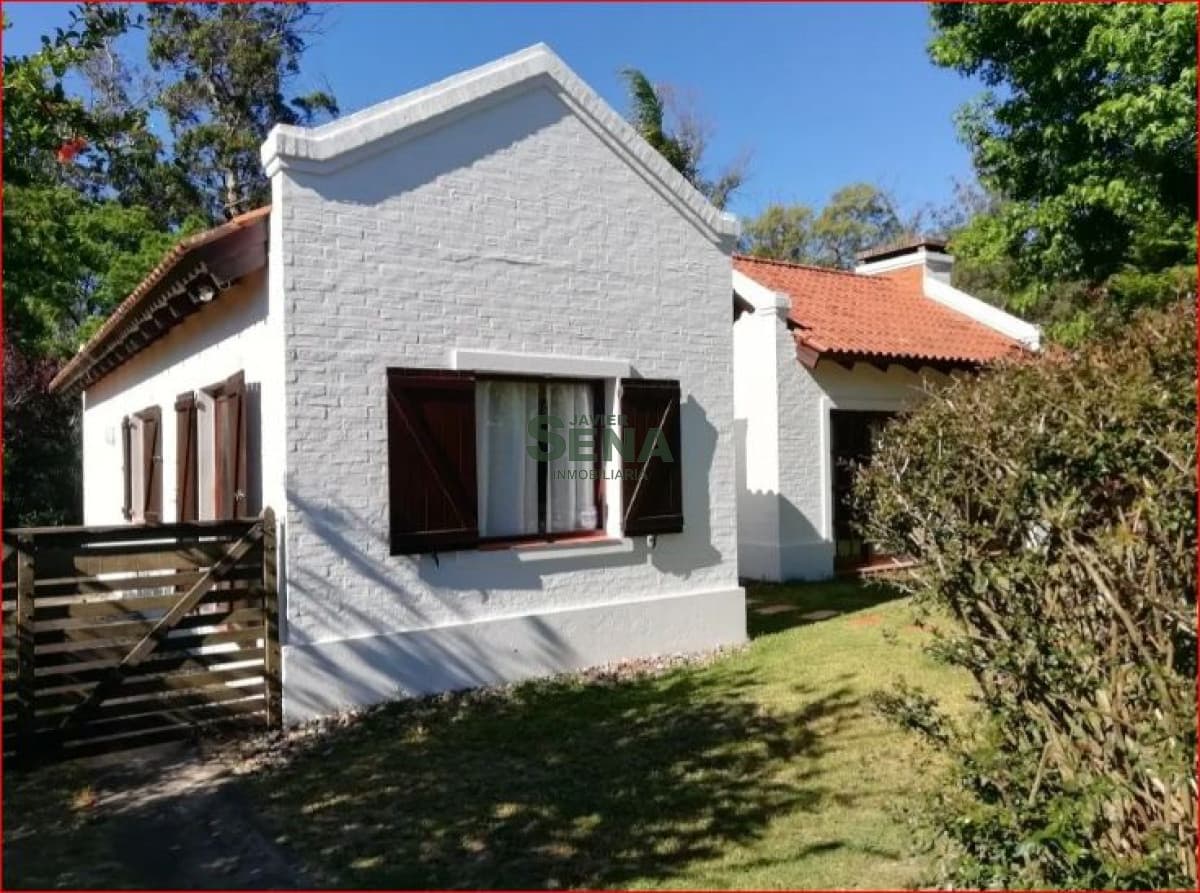 Alquiler y venta de casa en Jardines de Cordoba, 3 dormitoriuos, baño, linda propiedad con buen jardin.