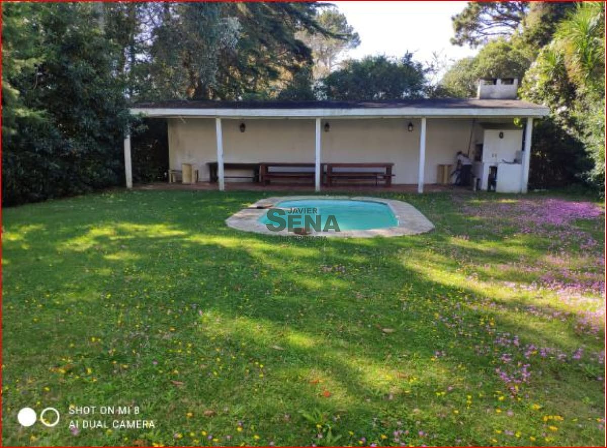 Venta y alquiler en Rincon del Indio, 3 dormitorios, 2 baños, piscina, buen parque.
