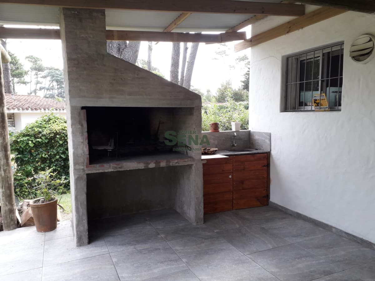 Alquiler de casa en Lugano, 3 dormitorios, 2 baños, parrilla, buen parque.