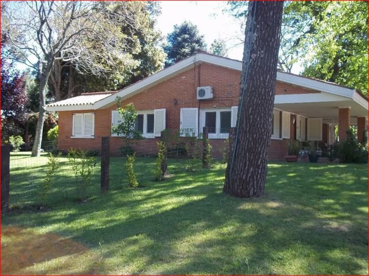 Alquiler de casa en la Mansa, 5 dormitorios, 4 baños, buen parque.
