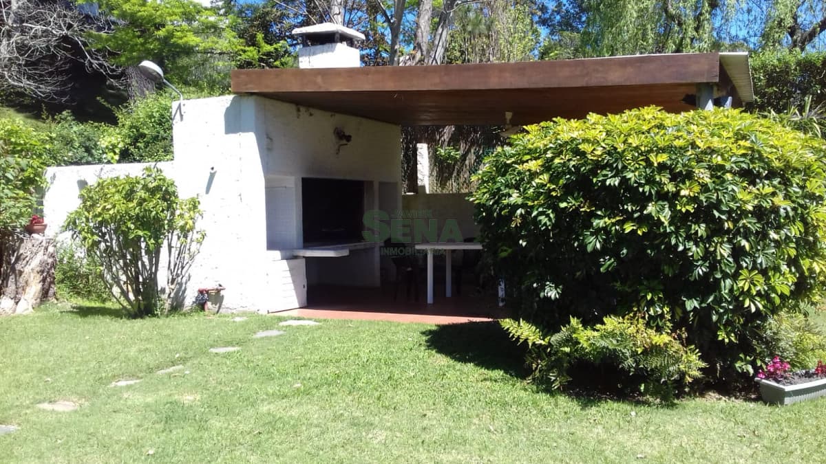 Venta de chalet en Lugano, 3 dormitorios, 3 baños, lindo lugar.-