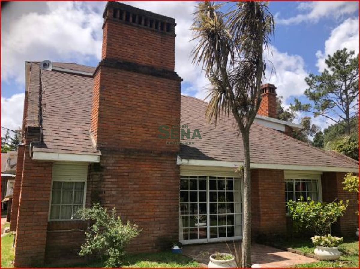 Venta de casa en Lausana, 5 dormitorios, 3 baños, buen terreno y muy buena construccion.
