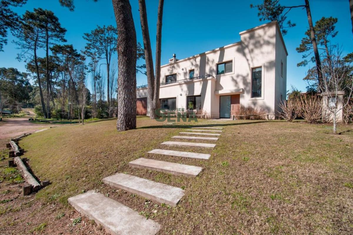 Venta Casa en Pinares,  2 dormitorios, 3 baños, barrio privado, servicios.