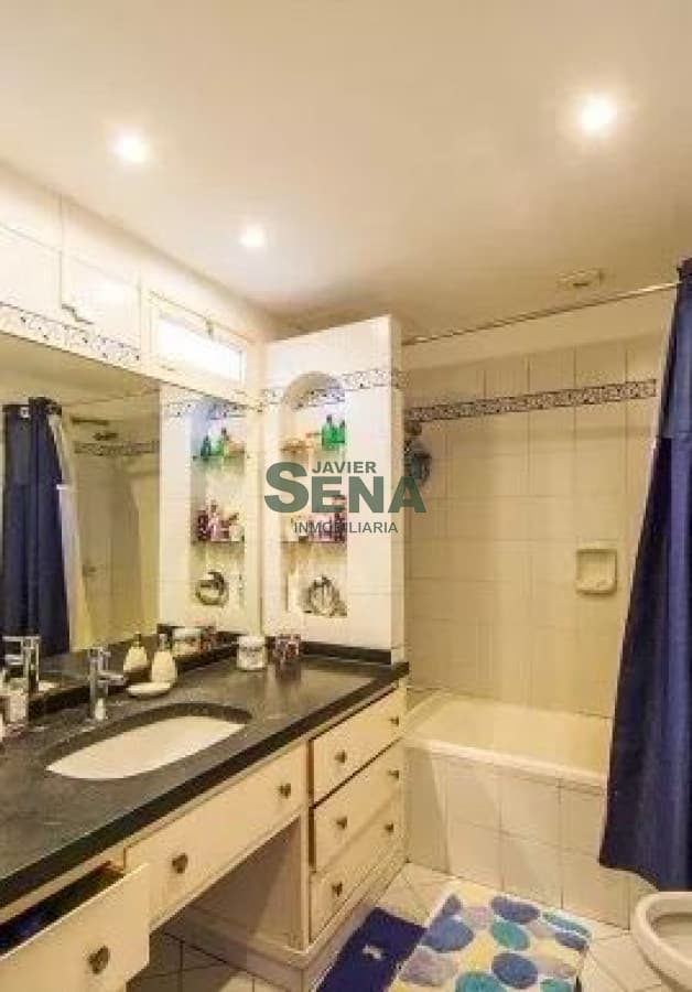 Venta de chalet en Barrio Cordoba, 6 dormitorios, 4 baños, lindo lugar y gran terreno.-