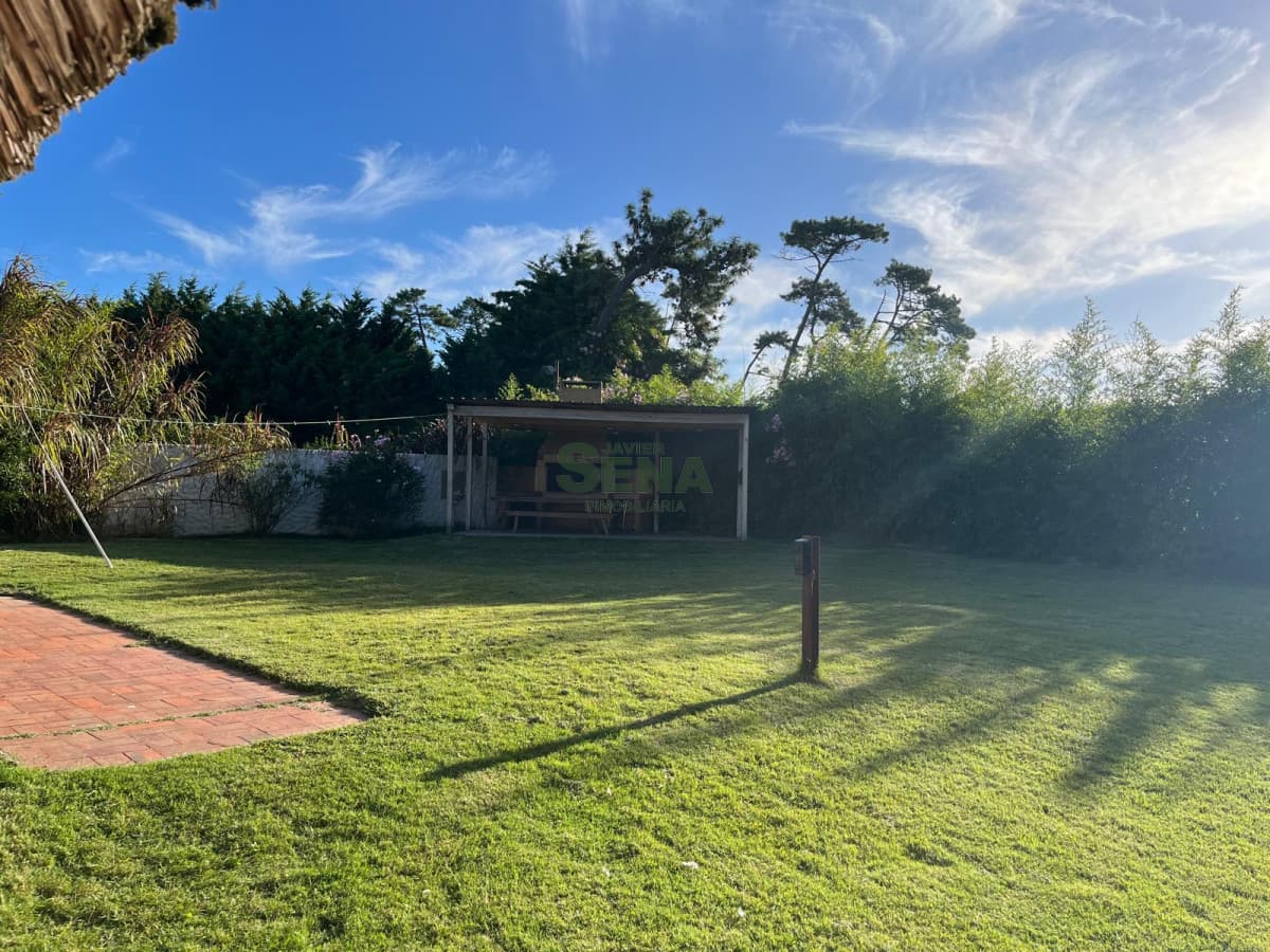 Venta de casa 4 dormitorios en Beverly Hills, 3 baños, buena construccion.