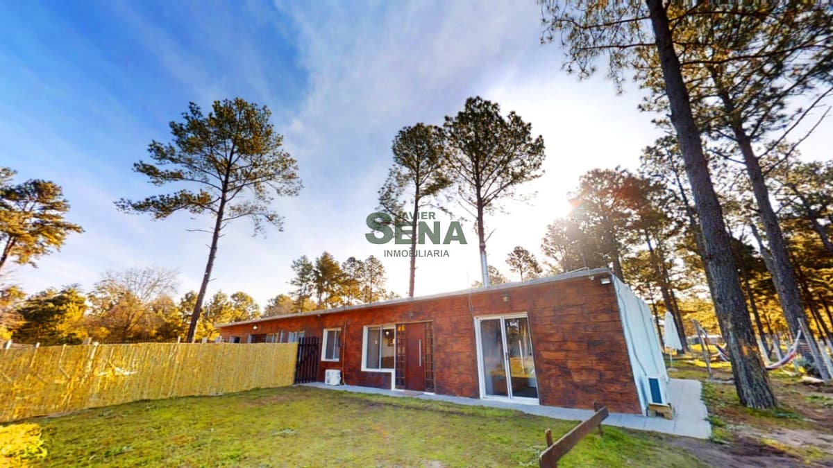 Alquiler de casa en Punta Ballena, 3 dormitorios, 3 baños, piscina, buena edificacion y entorno.