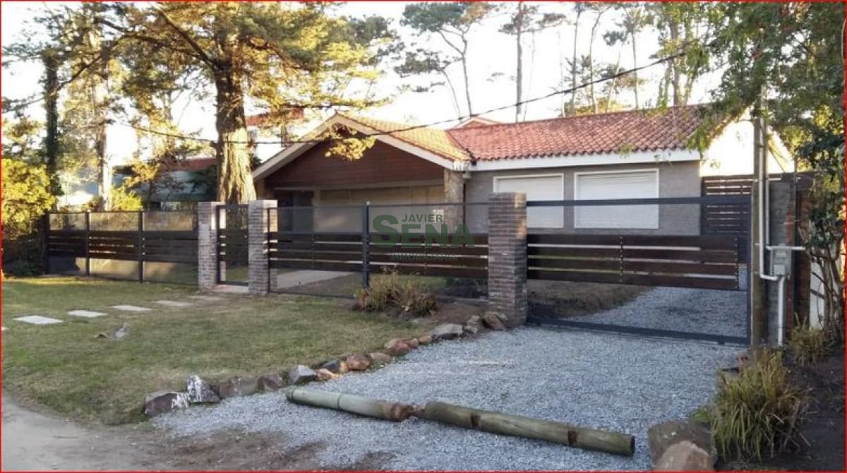 Alquiler de casa en la Mansa, 5 dormitorios, 4 baños, piscina, lindo parque cerca del mar.