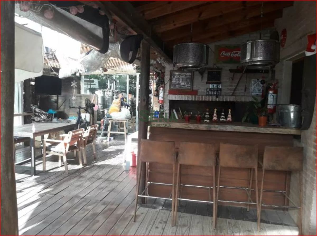 Alquiler de casa en Jardines de Cordoba, 2 dormitorios, 2 baños, lindo parque.-