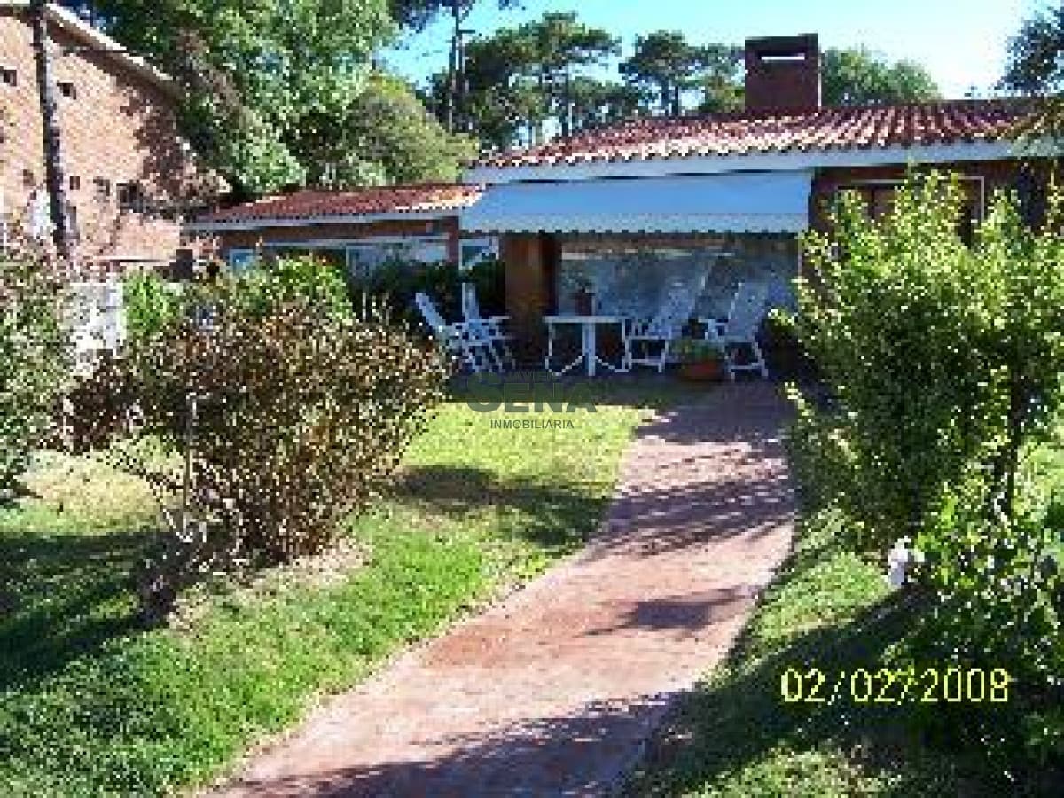 Mansa, 3 dormitorios, 2 baños, lindo chalet.-