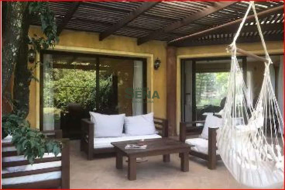 Alquiler de casa en Pinares, 5 dormitorios, 5 baños, buen parque, cerca del mar.